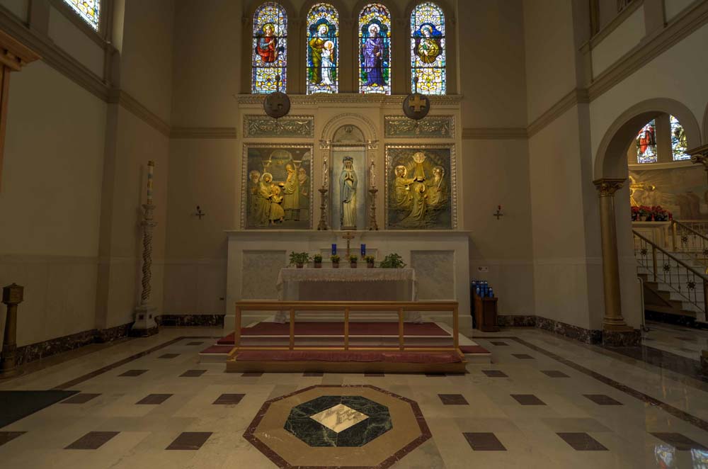 Wide view of chapel and altar of the Virgin Mary