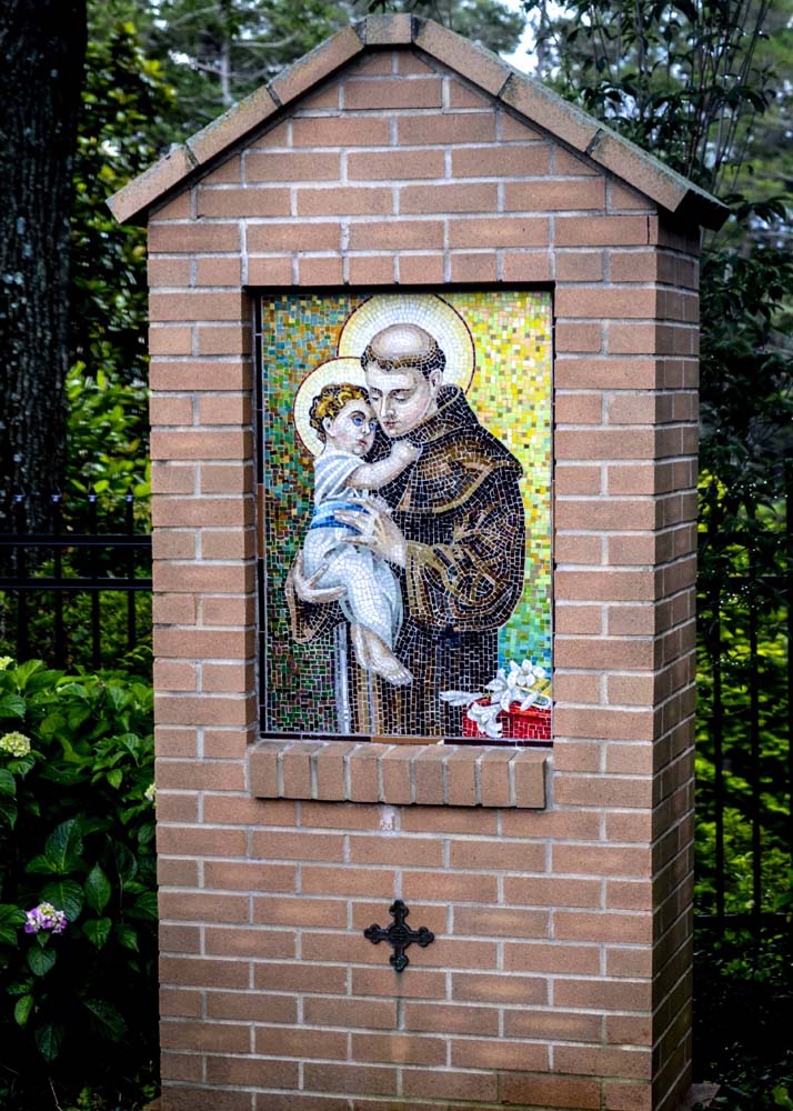 Devotional path-side shrine of Saint Anthony of Padua holding a baby Jesus