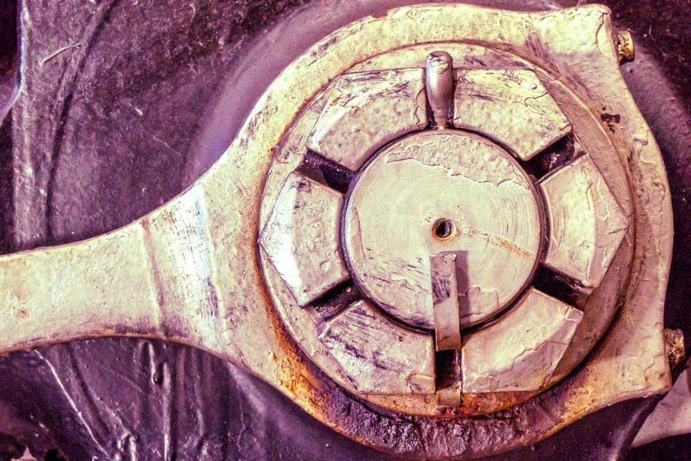 Close-up of connection of piston rod to wheel